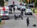 La police et les ambulanciers paramédicaux répondent mardi à un vol de banque à la Banque de Montréal dans les rues Shelbourne et Pear, où plusieurs personnes ont été blessées lors d'une fusillade. 