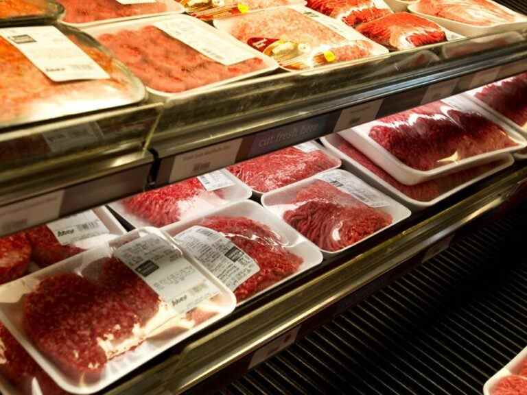 Santé Canada abandonne les étiquettes de mise en garde nutritionnelle pour la viande hachée après des critiques