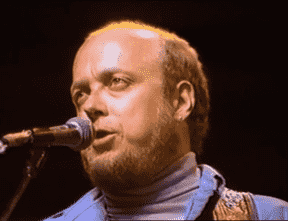 Stan Rogers chante Northwest Passage, une chanson souvent appelée « l'hymne national non officiel » du Canada.  Rogers a été tué dans un incendie en 1983 à bord d'un vol d'Air Canada, et il reste l'une des dernières personnes tuées dans un accident d'Air Canada;  la compagnie aérienne n'a eu aucun accident mortel au cours des 39 années qui ont suivi.  Cliquez ici pour voir la chanson interprétée en direct dans le documentaire commémoratif One Warm Line.