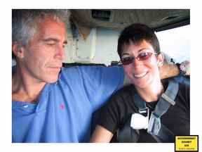 Une photo non datée montre Jeffrey Epstein et Ghislaine Maxwell.  La photo a été déposée en preuve par le bureau du procureur américain le 7 décembre 2021 lors du procès de Ghislaine Maxwell, l'associée de Jeffrey Epstein accusée de trafic sexuel, à New York.