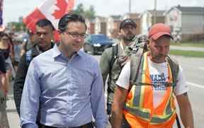 Voici Pierre Poilievre, favori de la direction conservatrice, marchant aux côtés de James Topp, un réserviste de l'Armée canadienne qui a dirigé une marche anti-mandat de quatre mois vers Ottawa qui a attiré de nombreux partisans du Freedom Convoy.  D'une part, l'ascension de Poilievre en tant que prochain chef présumé des conservateurs repose en partie sur son soutien ouvert aux objectifs anti-mandat de Freedom Convoy.  D'autre part, Poilievre vise à devenir premier ministre un jour, et s'il y a une chose sur laquelle une nette majorité de Canadiens s'entendent, c'est qu'ils détestent Freedom Convoy.  En février, un incroyable deux tiers des Canadiens ont soutenu les efforts visant à retirer la manifestation d'Ottawa, même si « les personnes qui ne partiront pas pourraient être blessées, ou pire. »  (Aussi, fait amusant : l'un des gars juste derrière Topp porte une chemise affirmant que le premier ministre Justin Trudeau est l'enfant aimé de Fidel Castro).