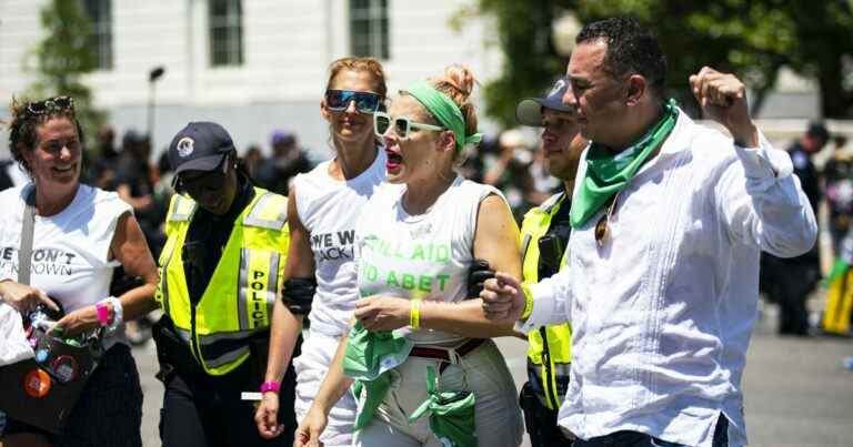 Busy Philipps arrêté à la Cour suprême pour protester contre les droits reproductifs
