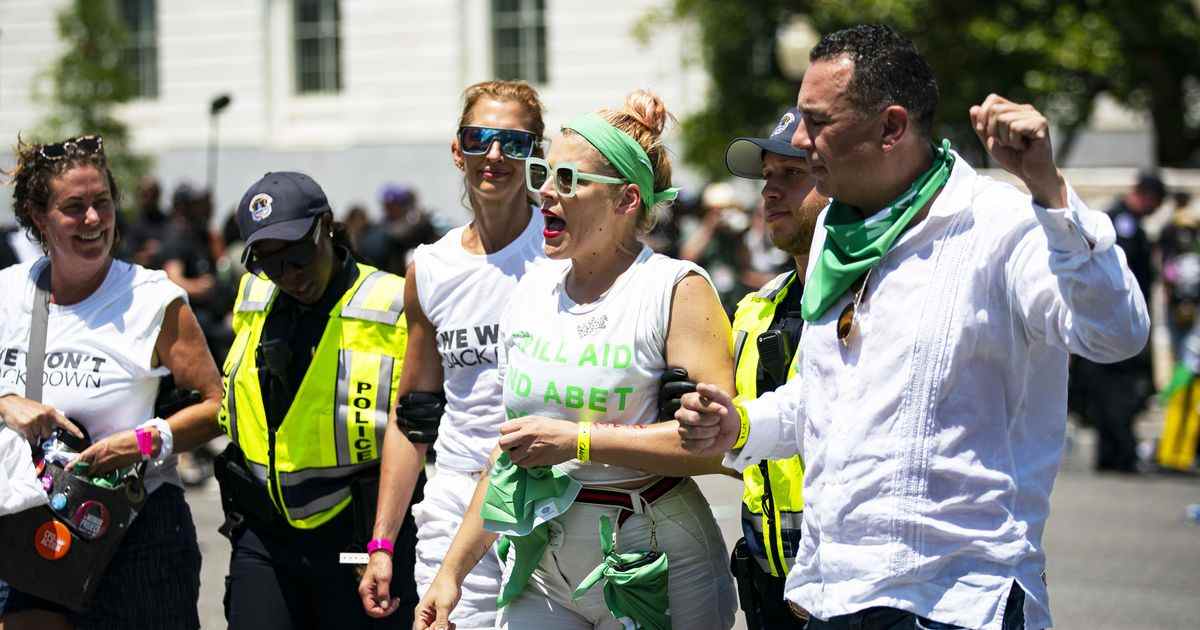 Busy Philipps arrêté à la Cour suprême pour protester contre les droits reproductifs
