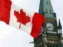 Le drapeau canadien flotte sur la Colline du Parlement à Ottawa le 2 août 2015.