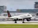 Un avion d'Air Canada atterrit à l'aéroport international Montréal-Pierre Elliott Trudeau de Dorval, le 9 juin 2022.