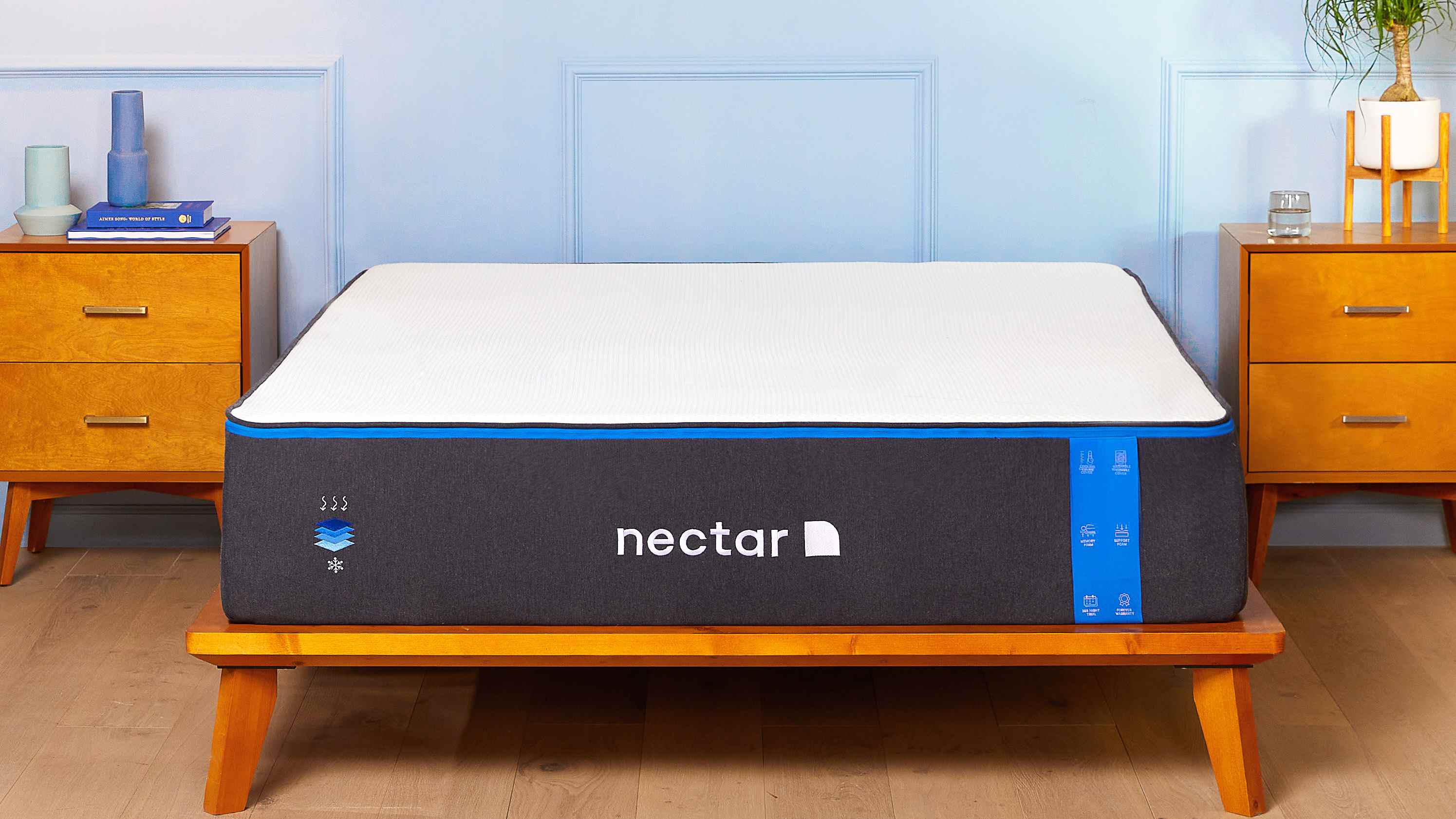 Meilleur matelas : Le matelas en mousse viscoélastique Nectar photographié sur un cadre de lit en bois