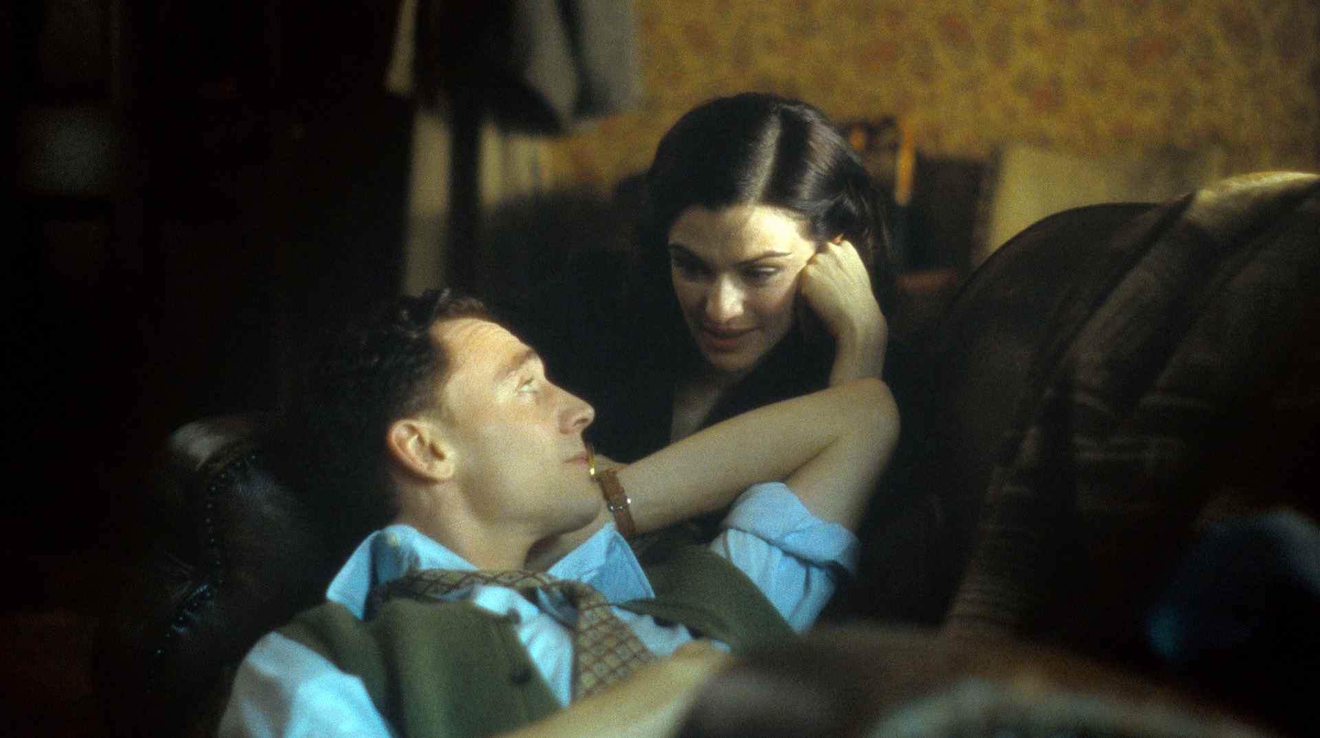 Tom Hiddleston et Rachel Weisz dans "Le grand Bleu"