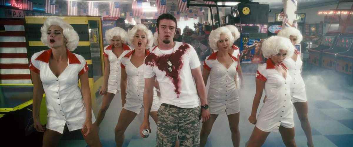 Justin Timberlake se produit avec des danseurs de réserve dans un t-shirt blanc sanglant dans Southland Tales.