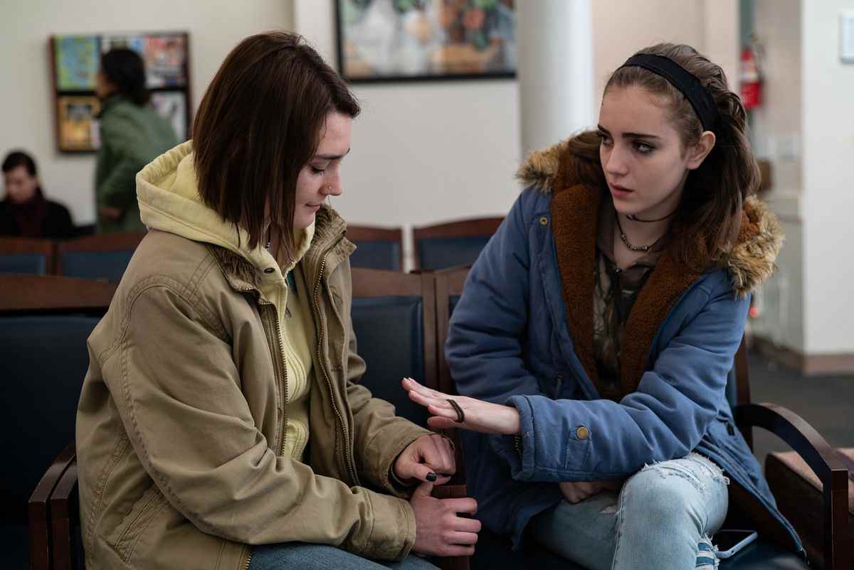 deux jeunes femmes assises ensemble