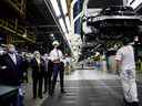 Le premier ministre Justin Trudeau et le premier ministre de l'Ontario Doug Ford visitent les installations de production de Honda Canada Manufacturing à Alliston, en Ontario, avec François-Philippe Champagne, ministre de l'Innovation, des Sciences et de l'Industrie du Canada.