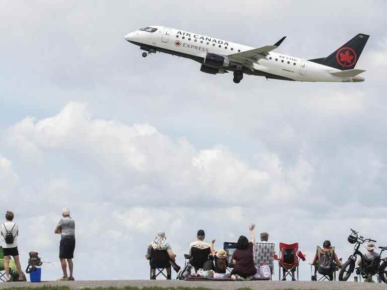 Les compagnies aériennes et les aéroports canadiens parmi les pires au monde pour les retards de vol pendant le long week-end