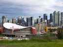 Le Scotiabank Saddledome au centre-ville de Calgary.  La province a enregistré son premier excédent budgétaire en sept ans.