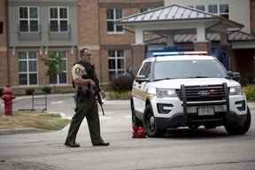 Les premiers intervenants travaillent sur les lieux d'une fusillade lors d'un défilé du 4 juillet à Highland Park, Illinois, le lundi 4 juillet 2022.