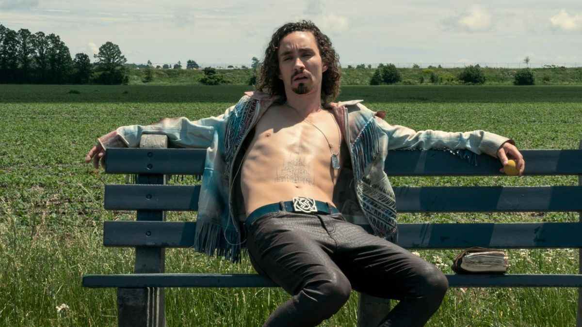 Robert Sheehan de la Umbrella Academy sur le power trip hilarant et brutal de Klaus, et ce qu'il espère vraiment dans la saison 4
