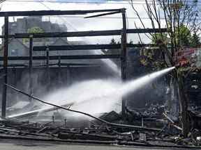 Les pompiers de Vancouver ont combattu un incendie tenace mercredi soir qui a détruit le grand magasin Value Village sur la rue E. Hastings à Vancouver, en Colombie-Britannique.  Le jeudi matin 30 juin 2022, ils versaient encore de l'eau sur les points chauds. Photo de Jason Payne/ PNG.