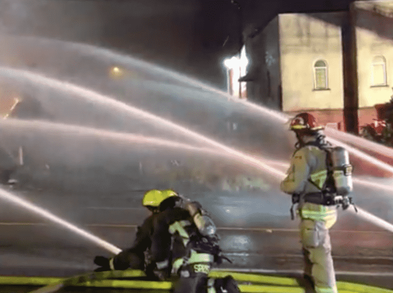 Les pompiers luttent contre un incendie massif au Value Village de Vancouver