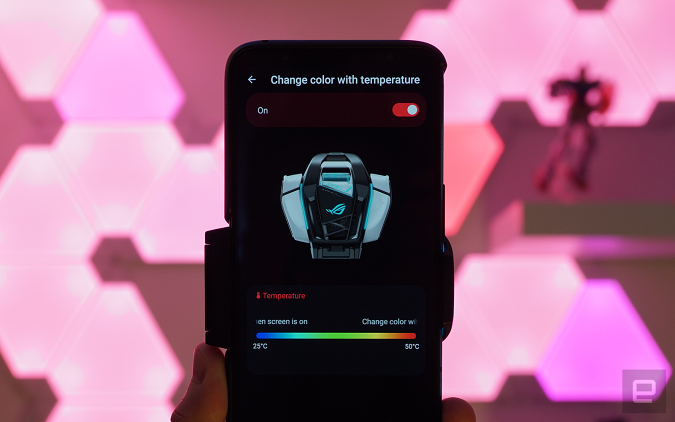 L'AeroActive Cooler 6 peut utiliser ses lumières RVB pour indiquer la température du ROG Phone 6 Pro.