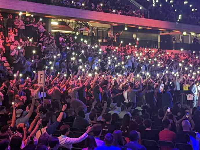 Des téléphones illuminent l'arène Copper Box pendant le Rocket League Spring Major 2022