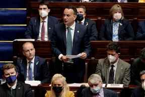 Le vice-Premier ministre irlandais Leo Varadkar s'exprime au parlement, à Dublin, en Irlande, le 6 avril 2022. Maxwells/Handout via REUTERS