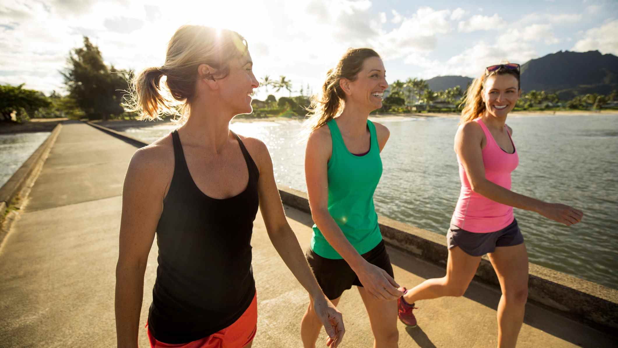 Trois femmes marchent ensemble au soleil tôt le matin pour les aider à se détendre et à mieux dormir naturellement la nuit