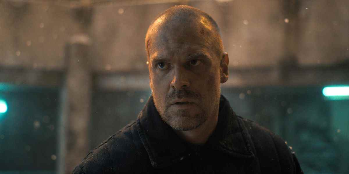 David Harbour de Stranger Things suggère à la star d'Euphoria de jouer Hopper plus jeune dans la préquelle

