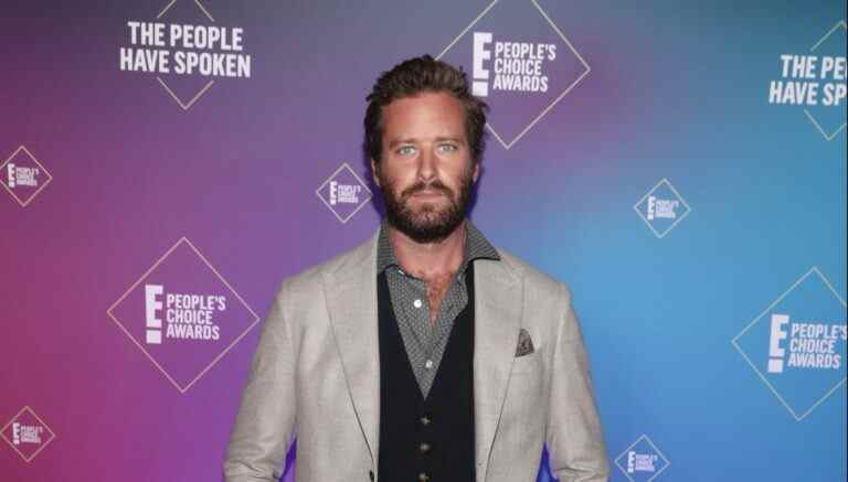 Non, Armie Hammer ne travaille pas comme concierge d'hôtel aux Caïmans.
	
	
