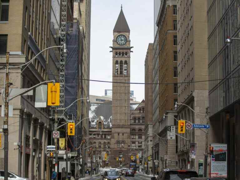 Toronto dit aux entrepreneurs de réembaucher des gardes de sécurité sikhs licenciés à cause de la barbe