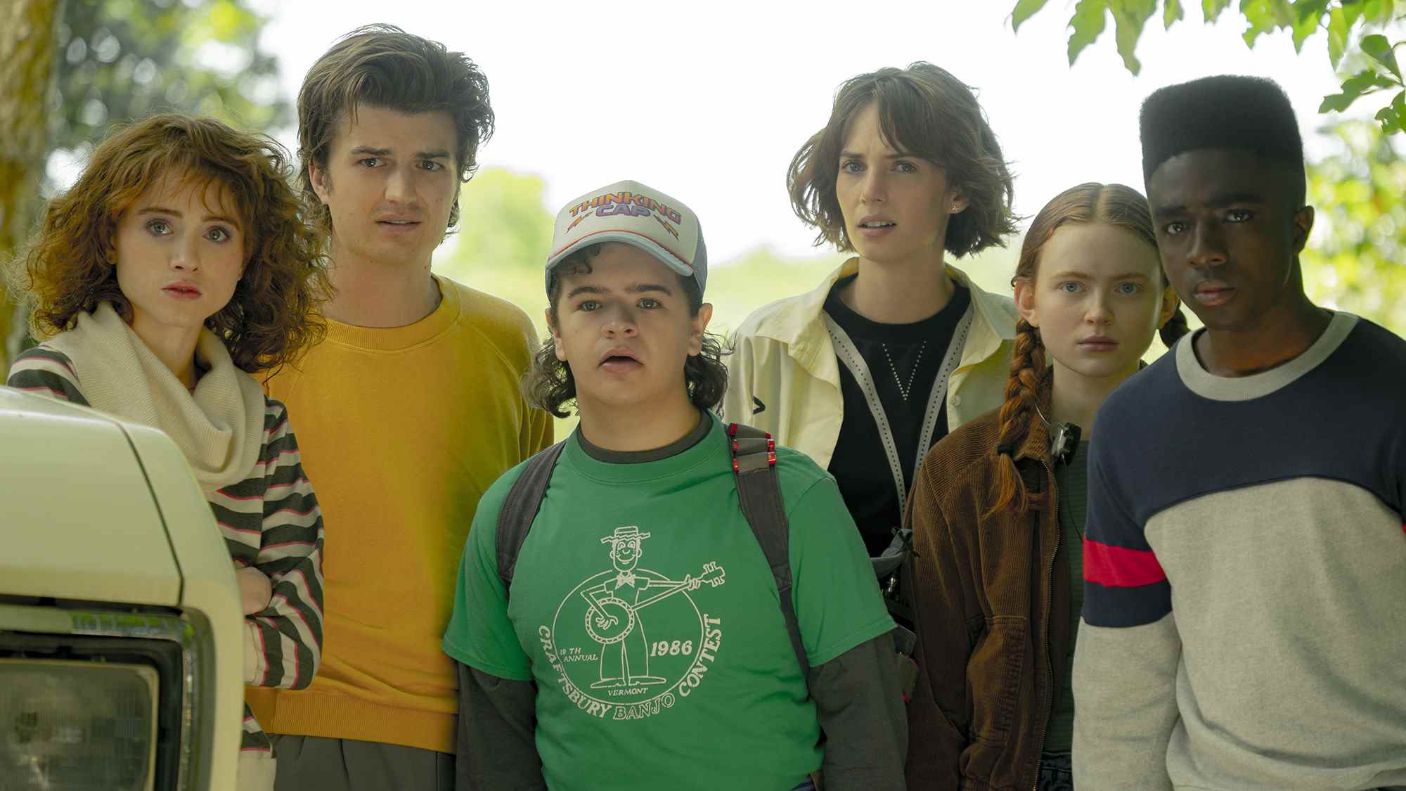 (De gauche à droite) Natalia Dyer comme Nancy Wheeler, Joe Keery comme Steve Harrington, Gaten Matarazzo comme Dustin Henderson, Maya Hawke comme Robin Buckley, Sadie Sink comme Max Mayfield et Caleb McLaughlin comme Lucas Sinclair sont alignés dans Stranger Things 4