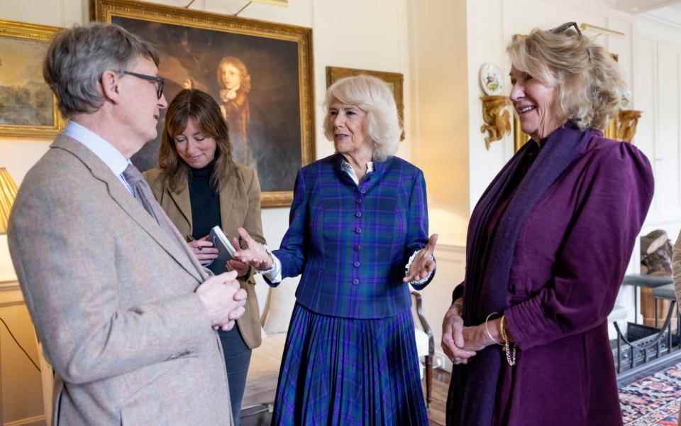 La duchesse de Cornouailles visite Hall Place dans le Hampshire avec sa sœur Annabel Elliot (à droite)