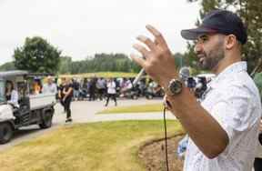 Nazem Kadri donne le coup d'envoi de son huitième tournoi de golf caritatif annuel au FireRock Golf Club le mercredi 6 juillet 2022. En raison de sa main droite blessée, Kadri ne jouait pas au golf mais rendait visite à tous les quatuors autour du parcours.  (Mike Hensen/The London Free Press)