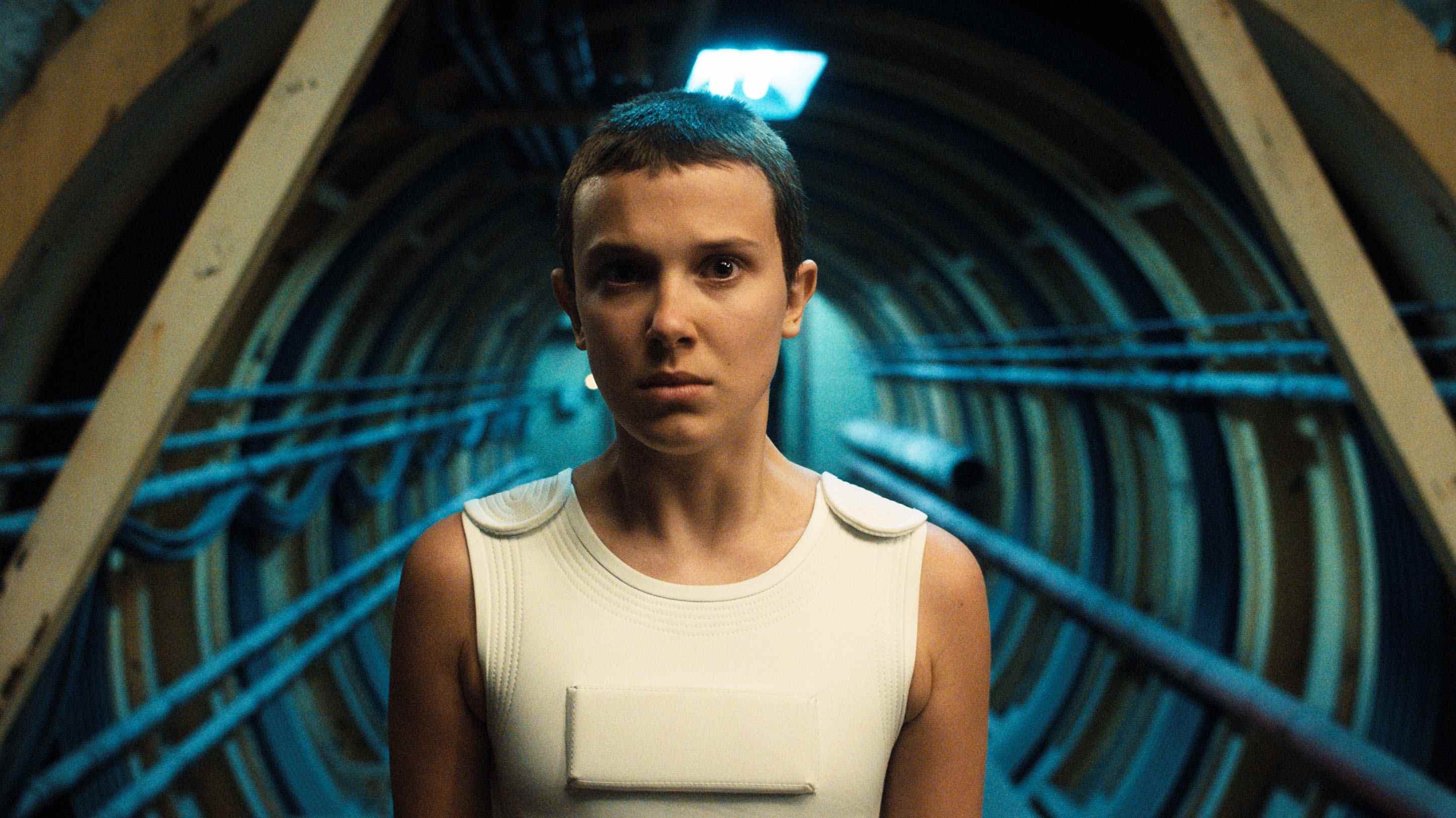 Millie Bobby Brown dans le rôle de Eleven, portant son gilet blanc