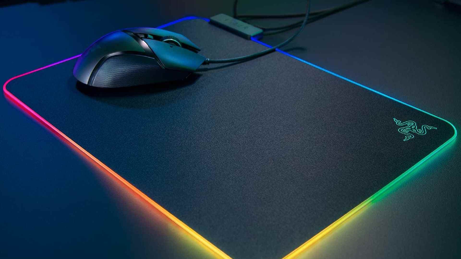 comment nettoyer un tapis de souris : tapis de souris Razer RGB avec souris Razer sur le dessus