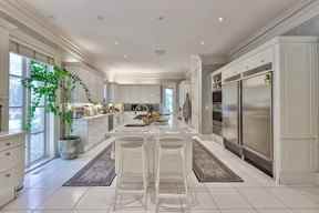 Cuisine dans un manoir du quartier Bridle Path de Toronto.  (Barry Cohen Homes Ltd.)