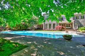 Vue de la piscine dans la cour arrière du manoir dans le quartier Bridle Path de Toronto.  (Barry Cohen Homes Ltd.)