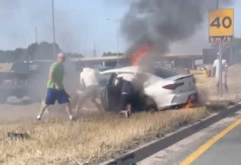 Des «efforts héroïques» sauvent un conducteur d’une voiture en feu à Mississauga