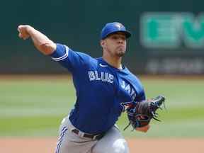 Jose Berrios # 17 des Blue Jays de Toronto lance en fin de première manche contre les Oakland Athletics au RingCentral Coliseum le 6 juillet 2022 à Oakland, en Californie.  (Photo de Lachlan Cunningham/Getty Images)