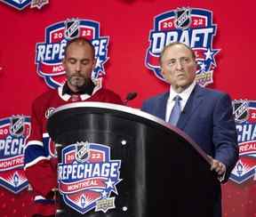 Le commissaire de la LNH Gary Bettman est hué par les partisans montréalais alors qu'il prononce le discours d'ouverture du repêchage de la LNH au Centre Bell le jeudi 7 juillet 2022. Martin Lafleur, fils de Guy Lafleur regarde.