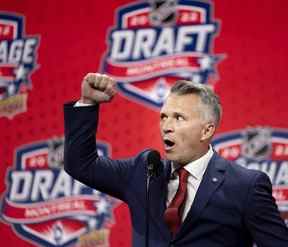 L'entraîneur-chef des Canadiens de Montréal, Martin St. Louis, s'adresse aux partisans au début du repêchage de la LNH à Montréal, le jeudi 7 juillet 2022.