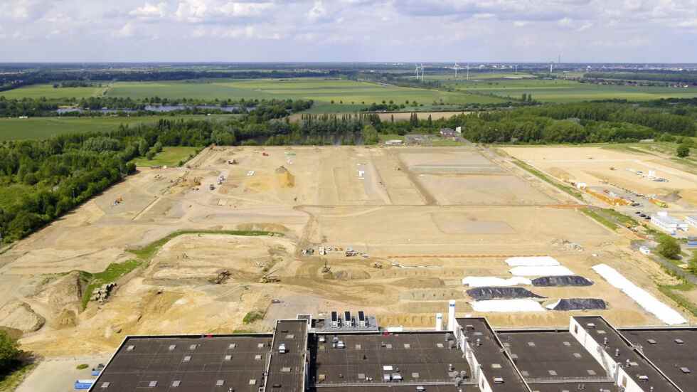 VW a inauguré la nouvelle giga-usine de batteries à Salzgitter, en Allemagne.  Le bâtiment que vous voyez au bas de la photo fait partie de l'usine de moteurs existante.