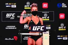 Dans cette image fournie par l'UFC, Paige VanZant pose sur la balance lors de la pesée officielle de l'UFC 251 à l'intérieur du Flash Forum à l'UFC Fight Island le 10 juillet 2020 sur l'île de Yas Abu Dhabi, aux Émirats arabes unis.  (Photo de Jeff Bottari/Zuffa LLC via Getty Images)