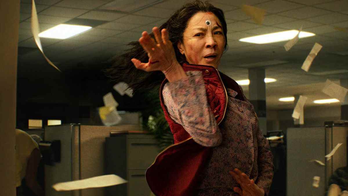 Une Michelle Yeoh ensanglantée avec un œil écarquillé collé sur son front prend une pose d'arts martiaux dans Everything Everywhere All at Once