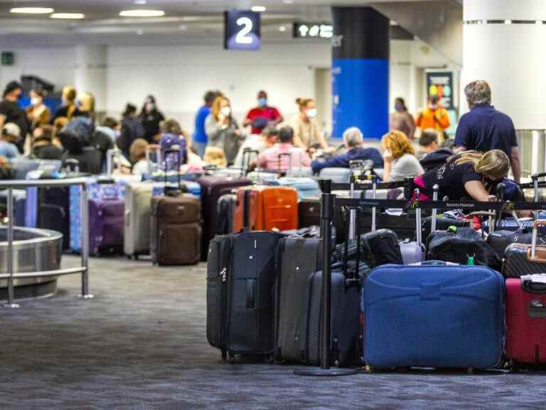 Alors que le chaos dans les aéroports se poursuit, aucun signe du défenseur des consommateurs promis par le gouvernement libéral