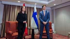 La première ministre finlandaise Sanna Marin et le premier ministre Justin Trudeau posent pour des photos en mars après une réunion à Bruxelles.  Cette semaine, le Canada est devenu le premier pays à donner son feu vert à l'adhésion à l'OTAN de la Suède et de la Finlande.  La Finlande partage non seulement une frontière avec la Russie, mais pendant la Seconde Guerre mondiale, elle a combattu une invasion soviétique très similaire au conflit auquel l'Ukraine est actuellement confrontée.