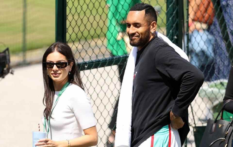 Nick Kyrgios d'Australie interagit avec son partenaire Costeen Hatzi avant une séance d'entraînement le huitième jour des Championnats de Wimbledon 2022 au All England Lawn Tennis and Croquet Club o - Ryan Pierse/Getty Images