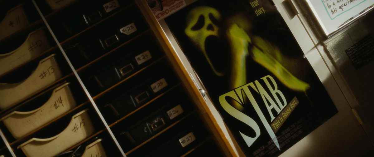 Une affiche de la franchise de films Stab dans Scream 4