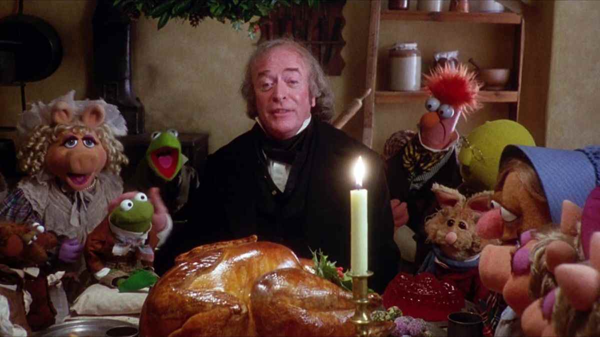 The Muppet Christmas Carol, avec Michael Caine au grand dîner de Noël, entouré de Muppets
