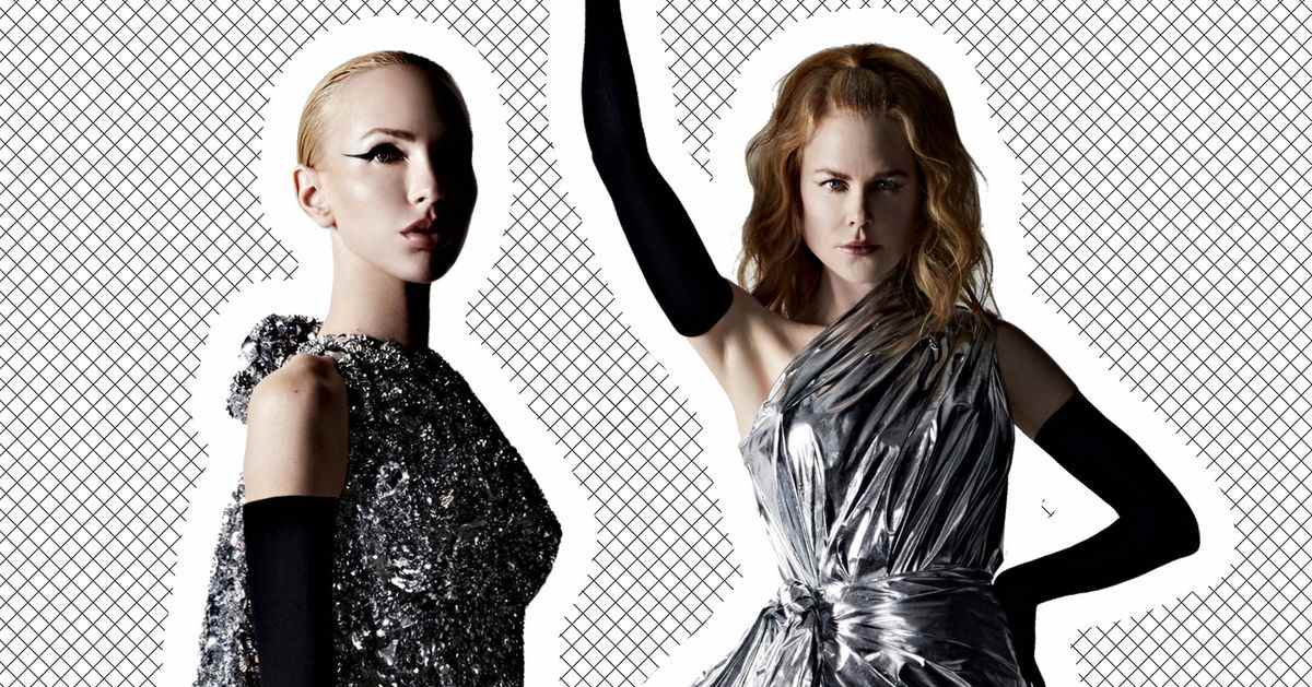 Deux blondes très importantes (VIB) ont marché Balenciaga Couture
