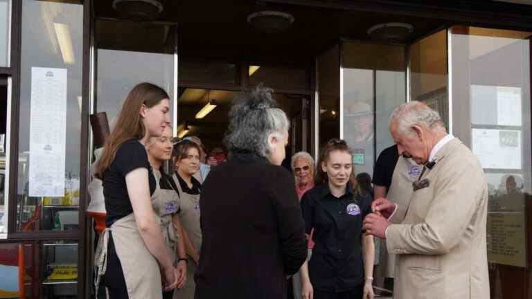 Le prince de Galles s’arrête pour une glace lors d’une visite en bord de mer