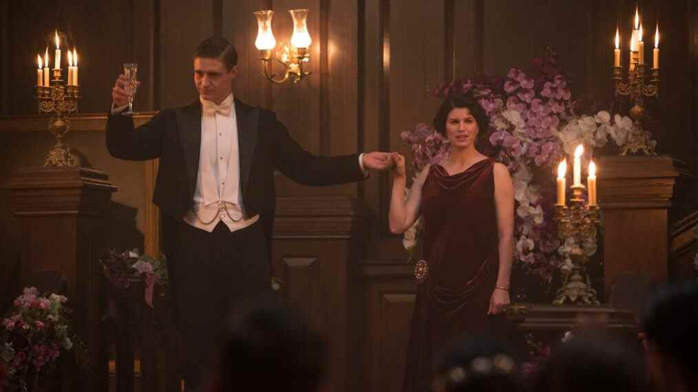 Fleurs dans le grenier Les origines, Max Irons, Jemima Rooper