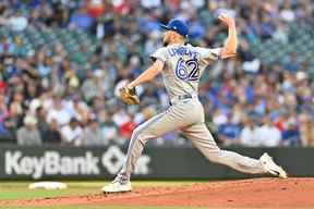 Le lanceur de relève des Blue Jays de Toronto Casey Lawrence (62 ans) lance aux Mariners de Seattle lors de la deuxième manche au T-Mobile Park le 7 juillet 2022. Steven Bisig-USA TODAY Sports